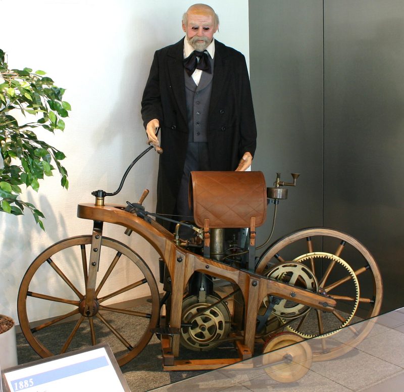 ماکت مخترع موتورسیکلت در موزه